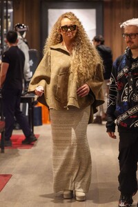 mariah-carey-beams-after-shopping-at-moncler-in-aspen-12.20.2024-7.jpg