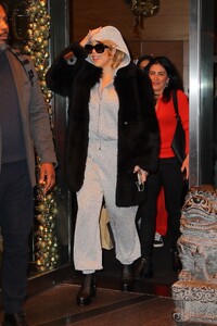 mariah-carey-beams-leaving-nyc-hotel-12.17.2024-1.jpg