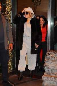 mariah-carey-beams-leaving-nyc-hotel-12.17.2024-5.jpg