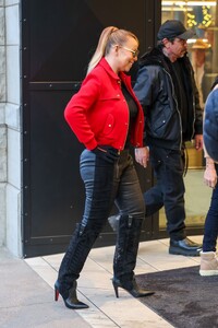 mariah-carey-s-festive-chic-in-aspen-12.24.2024-3.jpg