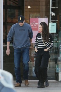 mila-kunis-and-ashton-kutcher-out-shopping-in-studio-city-11-06-2024-0.jpg