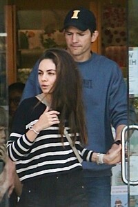 mila-kunis-and-ashton-kutcher-out-shopping-in-studio-city-11-06-2024-5.jpg