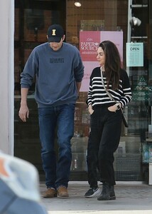 mila-kunis-and-ashton-kutcher-out-shopping-in-studio-city-11-06-2024-6.jpg
