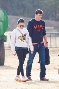 mila-kunis-ashton-kutcher-hike-at-griffith-park-12.22.2024-0.jpg