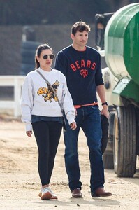 mila-kunis-ashton-kutcher-hike-at-griffith-park-12.22.2024-1.jpg