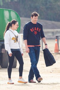 mila-kunis-ashton-kutcher-hike-at-griffith-park-12.22.2024-2.jpg