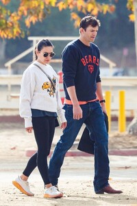 mila-kunis-ashton-kutcher-hike-at-griffith-park-12.22.2024-3.jpg
