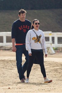 mila-kunis-ashton-kutcher-hike-at-griffith-park-12.22.2024-5.jpg