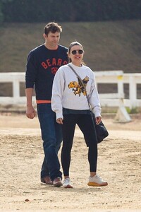 mila-kunis-ashton-kutcher-hike-at-griffith-park-12.22.2024-6.jpg