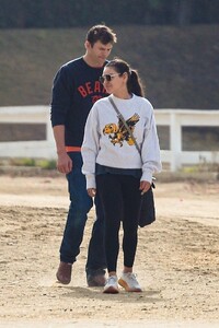 mila-kunis-ashton-kutcher-hike-at-griffith-park-12.22.2024-7.jpg
