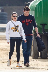 mila-kunis-ashton-kutcher-hike-at-griffith-park-12.22.2024-8.jpg