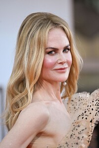 nicole-kidman-dazzles-in-schiaparelli-venice-film-festival-s-most-captivating-look-6.jpg