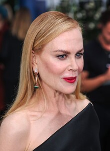 nicole-kidman-s-black-magic-stealing-hearts-at-the-perfect-couple-premiere-12.jpg
