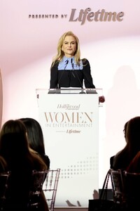 nicole-kidman-s-heartfelt-moment-glamour-grief-and-girl-power-at-thr-gala-16.jpg