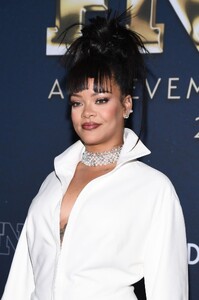 rihanna-at-38th-annual-footwear-news-achievement-awards-in-new-york-12-04-2024-4.jpg