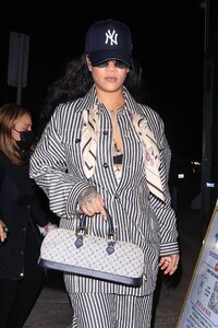 rihanna-enjoys-late-night-shopping-trip-to-cvs-in-west-hollywood-12.15.2024-2.jpg