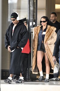 rihanna-exits-saks-fifth-avenue-in-style-12.14.2024-0.jpg