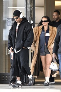 rihanna-exits-saks-fifth-avenue-in-style-12.14.2024-1.jpg