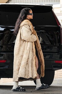 rihanna-exits-saks-fifth-avenue-in-style-12.14.2024-3.jpg