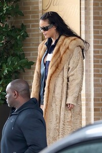 rihanna-exits-saks-fifth-avenue-in-style-12.14.2024-8.jpg
