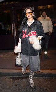rihanna-night-out-in-new-york-city-12-06-2024-4.jpg