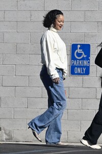 rihanna-out-and-about-in-los-angeles-11-17-2024-0.jpg