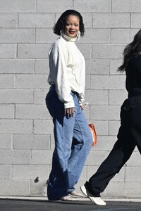 rihanna-out-and-about-in-los-angeles-11-17-2024-1.jpg