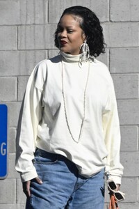 rihanna-out-and-about-in-los-angeles-11-17-2024-2.jpg