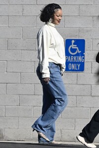 rihanna-out-and-about-in-los-angeles-11-17-2024-3.jpg