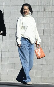 rihanna-out-and-about-in-los-angeles-11-17-2024-6.jpg