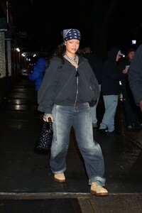 rihanna-s-effortless-streetwear-glam-a-masterclass-in-nyc-cool-1.jpg