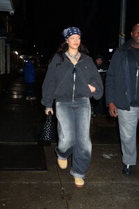 rihanna-s-effortless-streetwear-glam-a-masterclass-in-nyc-cool-4.jpg