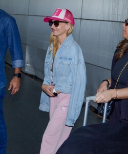 sarah-michelle-gellar-arrives-in-sao-paulo-12-06-2024-2.jpg