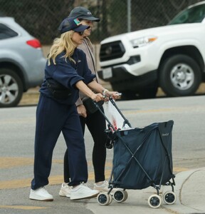 sarah-michelle-gellar-runs-errands-with-a-cart-in-tow-in-los-angeles-10-29-2024-1.jpg