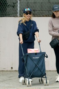 sarah-michelle-gellar-runs-errands-with-a-cart-in-tow-in-los-angeles-10-29-2024-2.jpg