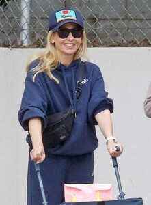 sarah-michelle-gellar-runs-errands-with-a-cart-in-tow-in-los-angeles-10-29-2024-3.jpg
