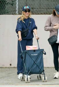 sarah-michelle-gellar-runs-errands-with-a-cart-in-tow-in-los-angeles-10-29-2024-4.jpg