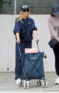 sarah-michelle-gellar-runs-errands-with-a-cart-in-tow-in-los-angeles-10-29-2024-6.jpg