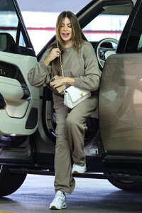 sofia-vergara-matches-her-range-rover-while-running-errands-in-beverly-hills-12.05.2024-3.jpg