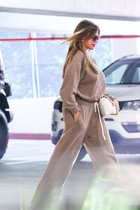 sofia-vergara-matches-her-range-rover-while-running-errands-in-beverly-hills-12.05.2024-7.jpg