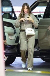 sofia-vergara-matches-her-range-rover-while-running-errands-in-beverly-hills-12.05.2024-8.jpg