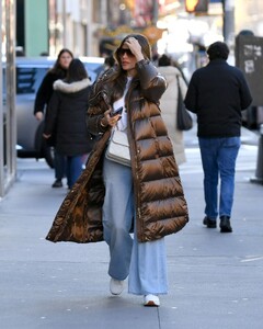 sofia-vergara-spotted-shopping-on-the-upper-east-side-12.14-2024-4.jpg