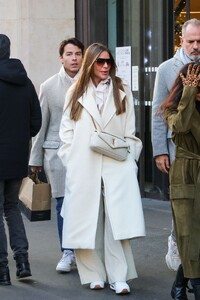 sofia-vergara-strolls-through-paris-12.26.2024-1.jpg