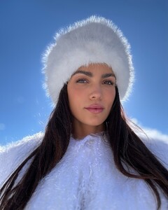 [2024.12.17] sofiaresing_470661800_1124074025774192_7511524806422102033_n.jpg