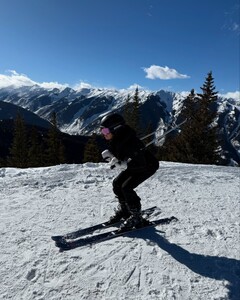 [2024.12.18] sarasampaio_470811244_18482043304058288_5671766043459157062_n.jpg