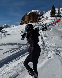 [2024.12.19] kelseymerritt_470917505_634283392501375_6682110812614302398_n.jpg