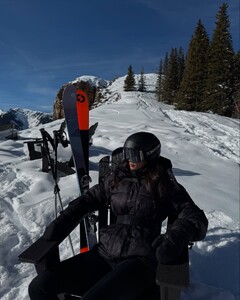 [2024.12.19] kelseymerritt_470919365_947856587283374_7778883208713157197_n.jpg