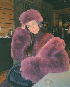 [2024.12.20] sofiaresing_470949500_599764975980953_4340267620271485876_n.jpg