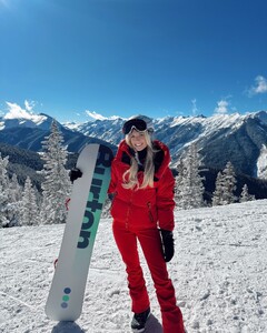 [2024.12.31] lindsaymariebrewer_471676770_621467660413193_4651578713240315670_n.jpg