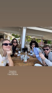 [2025.01.10] msgigiparis-alexandrabaron_473160518_2129021254181756_7817733772534954041_n.jpg